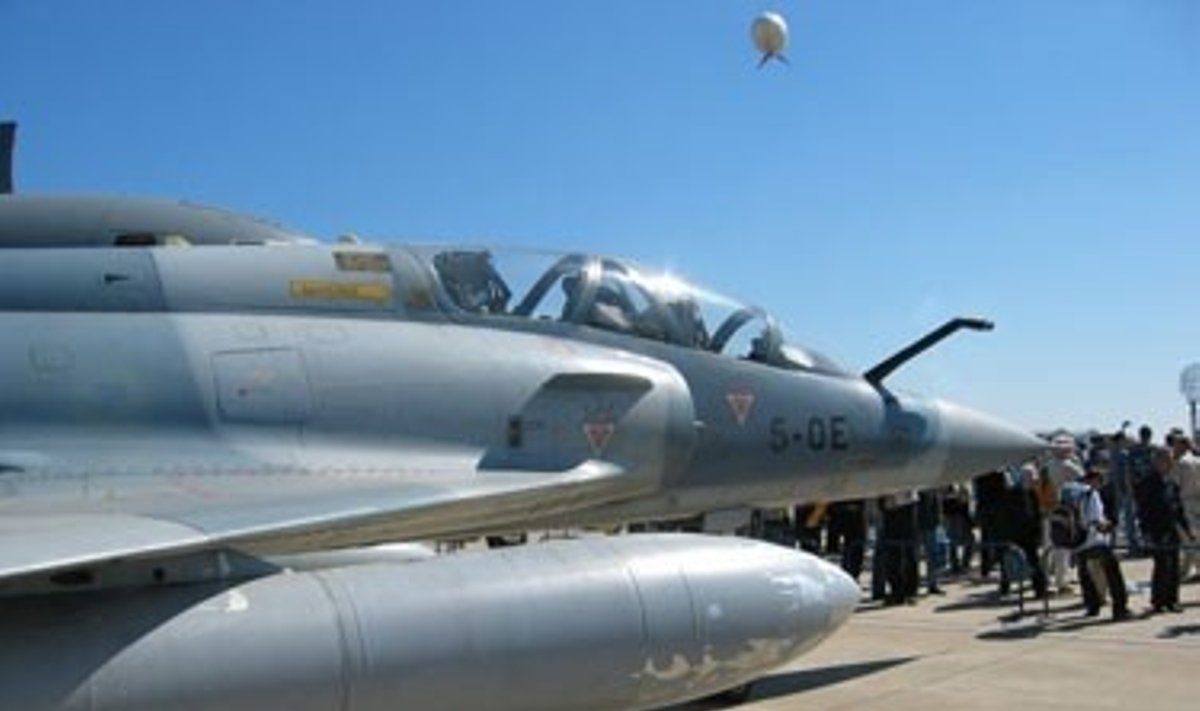 Ir prancūzų naikintuvas „Mirage 2000“ parodoje gynė savo šalies garbę ore demonstruodamas sudėtingus triukus