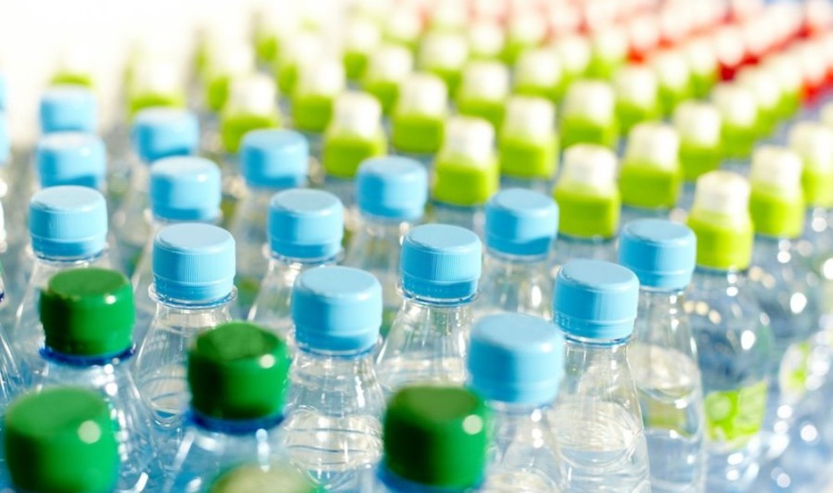 Vanduo plastikiniuose buteliuose