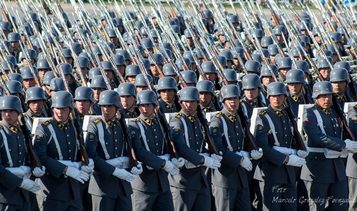 Čilės karininkai parade