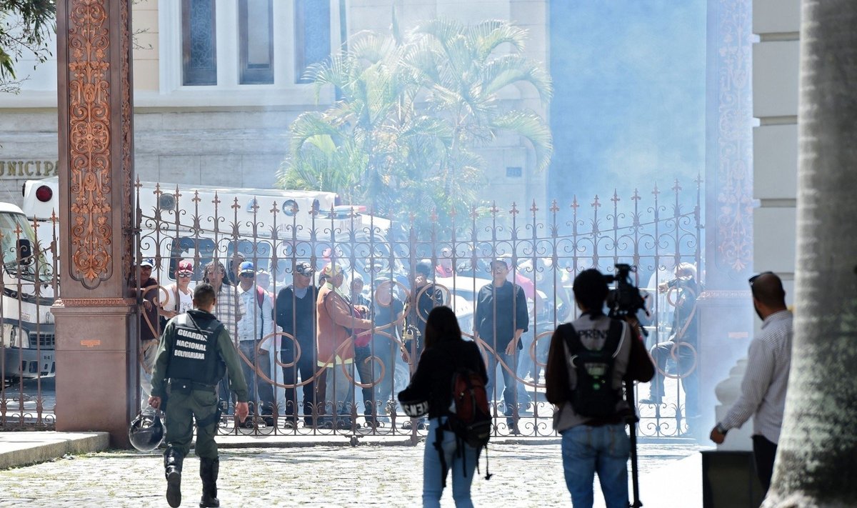 Vyriausybės šalininkai veržiasi į Venesuelos Kongresą