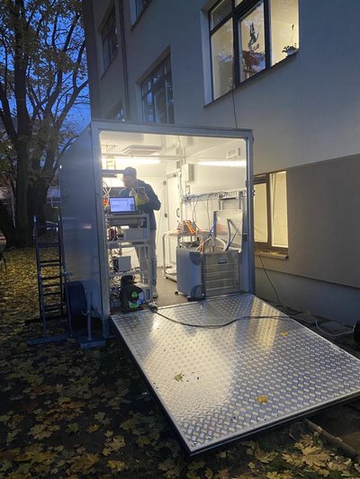 FTMC Aplinkotyros skyriaus mokslininkai montuoja mobilią oro taršos laboratoriją prie vienos iš Vilniaus mokyklų. L. Davulienės nuotr.