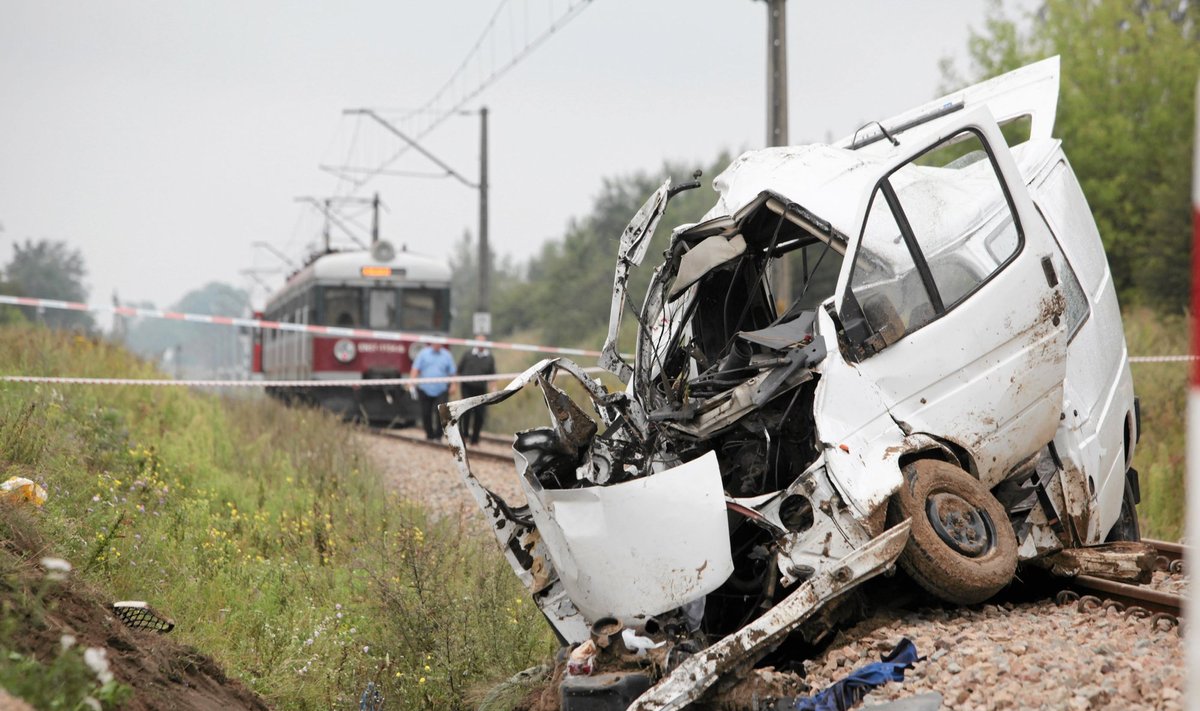 Lenkijoje traukiniui įsirėžus į mikroautobusą žuvo 9 žmonės