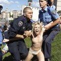 „Femen“ pridėjo „Euro 2012“ simboliams falus
