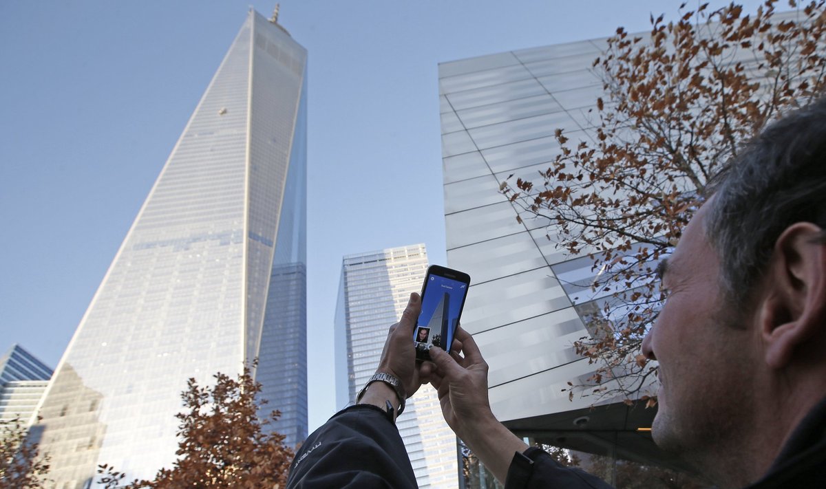 Niujorke nutrūko Pasaulio prekybos centro dangoraižio langus valančio keltuvo lynas ant 