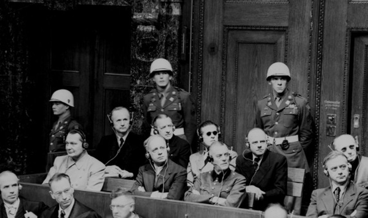 Niurnbergo procesas. Antroje eilėje nuo viršaus pirmas iš dešinės sėdi Joachimas von Ribbentropas, pirmas iš kairės - Hermannas Goeringas.
