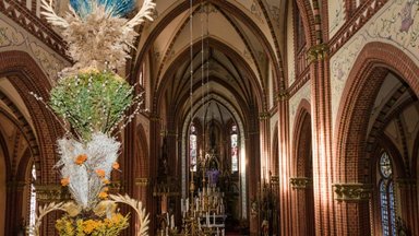 Švėkšnoje pašventinta įspūdinga verba – kad tilptų į bažnyčią, teko patrumpinti