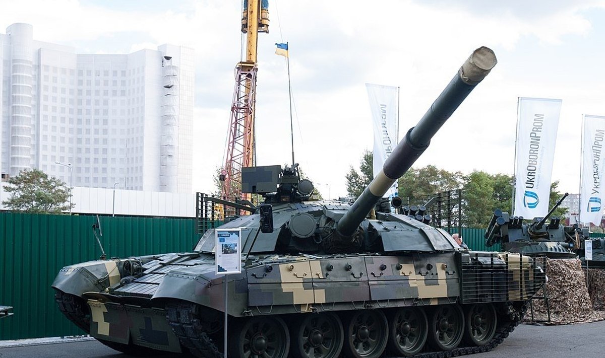 Ukrainiečių tankas T-72AM su charakteringu „skaitmeniniu“ marginimu