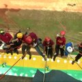 Brazilai kepsnelių ragavo pakibę 20 metrų aukštyje