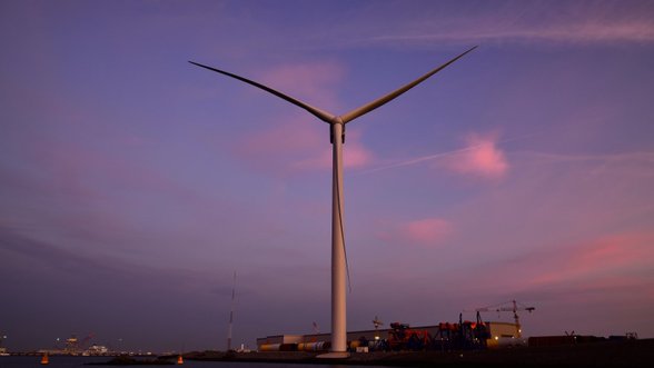 Roterdamo uoste jau sukasi gigantiška vėjo jėgainė: pusės sūkio pagamintos elektros užtenka vienam namui per dieną