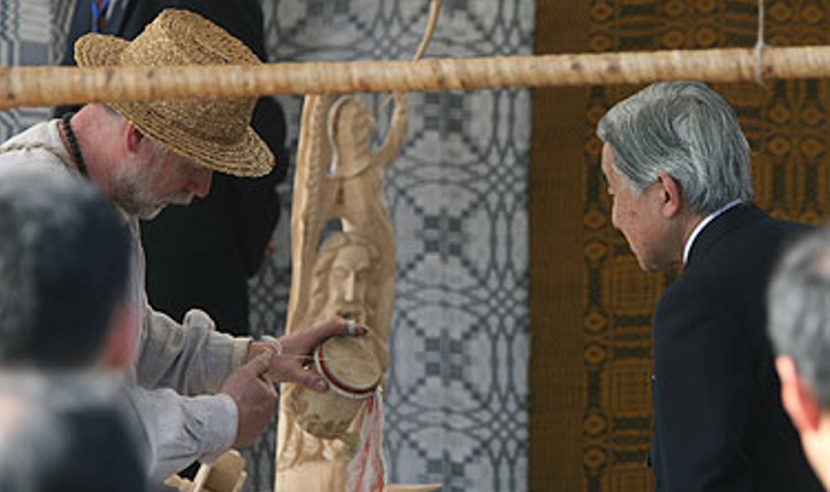Japonijos imperatorius Akihito (dešinėje) apžiūri amatininku dirbinius