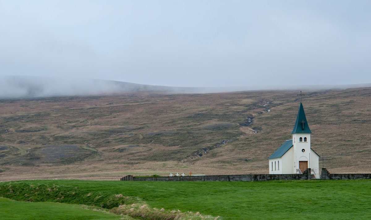 Tjorn bažnyčia Vatnsnes pusiasalyje, Islandijoje. Šalia jos esančiose kapinėse palaidota Agnes Magnusdottir