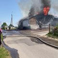 Sudegė kasos aparatai ir bankomatas, skaičiuojami didelio gaisro Vilniaus rajone nuostoliai