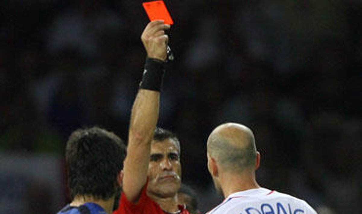 Paskutinėse varžybose Zinedine'ui Zidane'ui buvo parodyta raudona kortelė