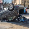 В Каунасе после столкновения с BMW перевернулся автомобиль Opel