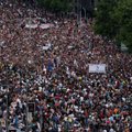 Десятки тысяч человек протестовали против насилия в Сербии