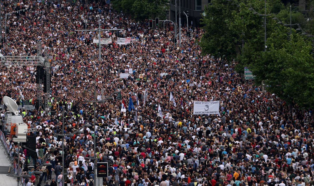 Serbijoje nesiliauja masiniai protestai
