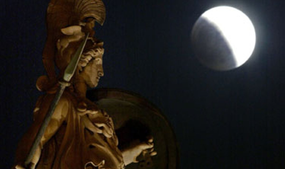 Užtemęs mėnulis virš antikinės graikų deivės Atėnės statulos šalia Atėnų Universiteto.