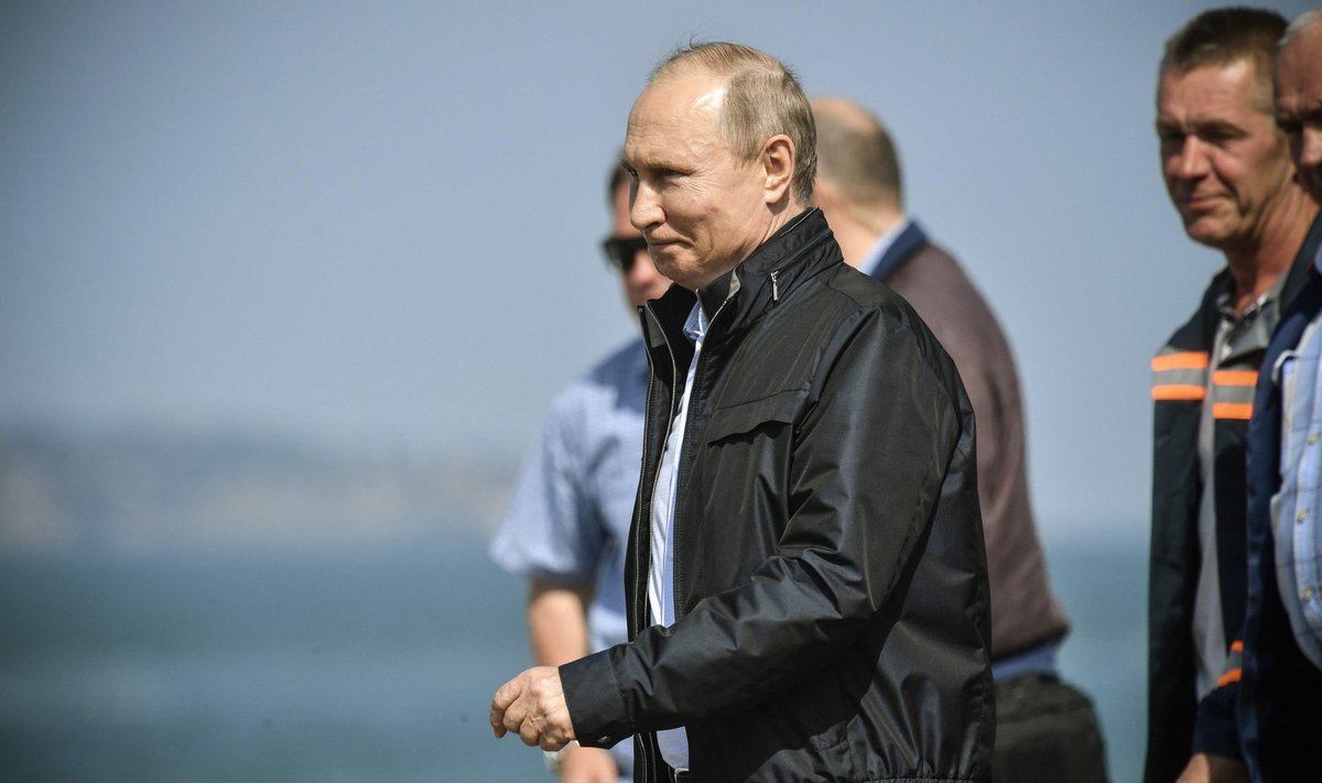 Vladimiras Putinas pervažiavo tiltu į aneksuotą Krymą