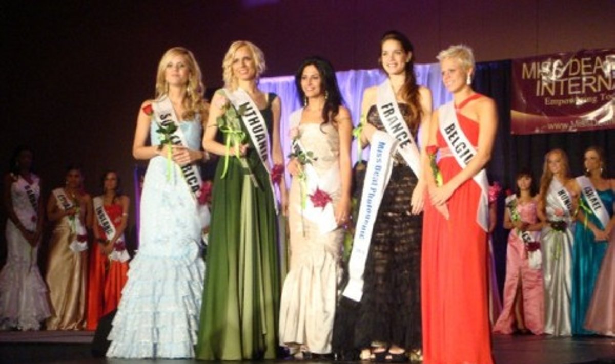 Iš kairės: Vicki Fourie (Pietų Afrika),Laura Valytė (Lietuva, Sahar Motogain (Iranas, Julie Abbou (Prancūzija, nugalėtoja),Lore Ameloot (Belgija)