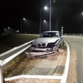 Girtas vairuotojas su BMW išbandė atitvaro tvirtumą: automobilis neatlaikė