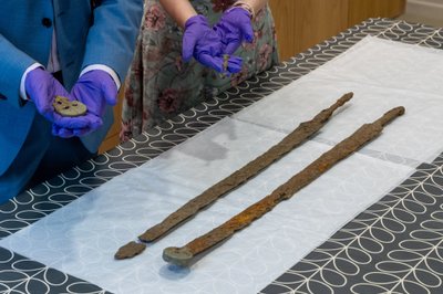 Romos laikų kardai išliko medinėse makštyse. cotswold.gov.uk nuotr.