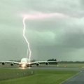 Naujosios Zelandijos oro uoste žaibas trenkė šalia lėktuvo