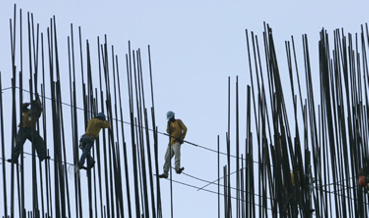Manilos (Filipinai) verslo kvartale darbininkai tvirtina būsimojo dangoraižio plieno strypus.