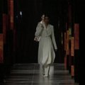 Milano mados savaitės atidarymas su „Fendi“ disko stiliaus glamūru