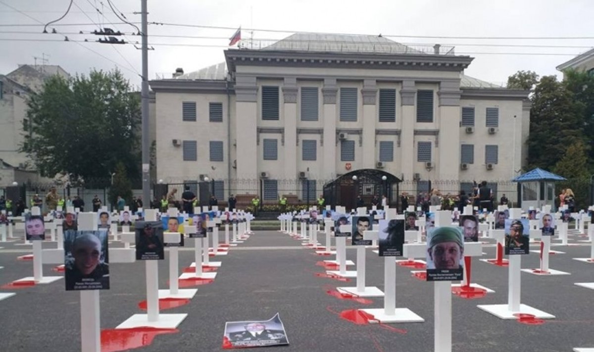 Акция в 4-ю годовщину трагедии Иловайска под посольством России