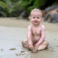 Nuogas vaikas paplūdimyje – amžiaus riba, kurią peržengus pasekmės gali būti juntamos visą gyvenimą