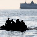 Šimtai migrantų atnaujina savo keliones per Lamanšą į JK