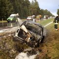 Kelyje Nemenčinė–Pabradė per avariją sudegė „Chrysler Voyager"