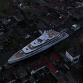 Drono vaizdo įraše užfiksuota siaurame kanale prisišvartavusi superjachta