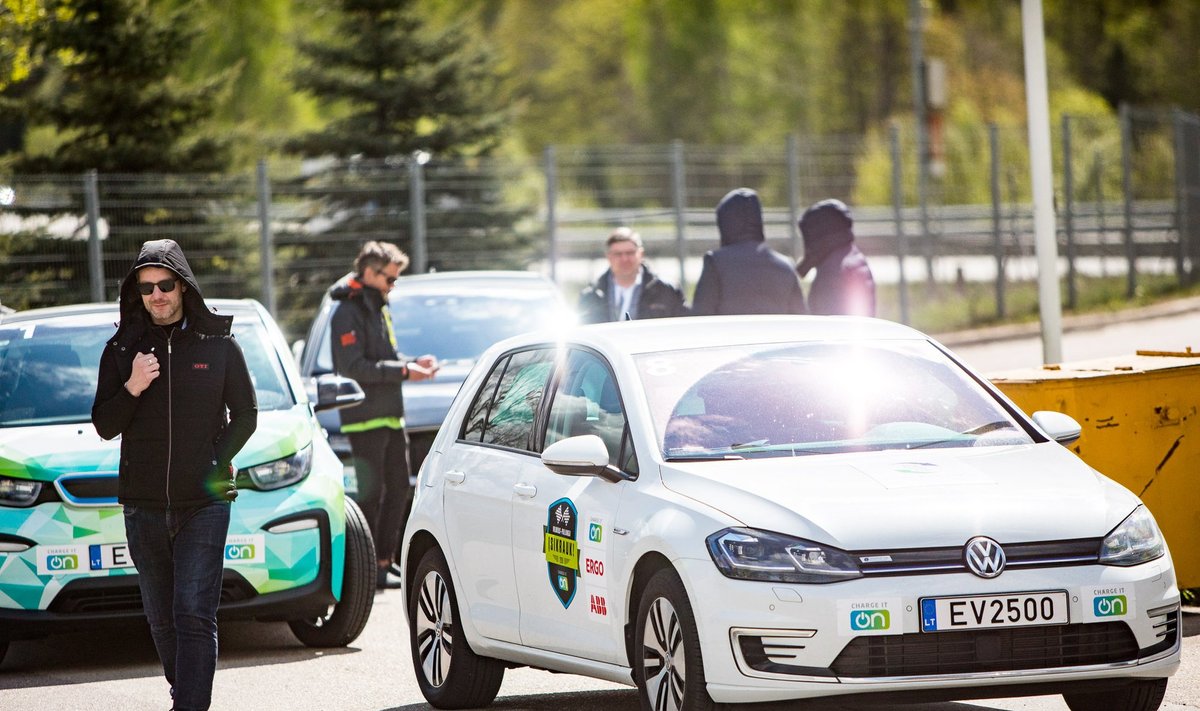 Penktadienį, birželio 12-ąją, prie Vilniaus miesto savivaldybės bus duotas startas jau šeštą kartą rengiamoms elektromobilių varžyboms – vienintelėms tokioms visose Baltijos šalyse, rašoma pranešime žiniasklaidai. 
