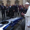 Popiežius palaimino „Formula E“ elektrinį bolidą