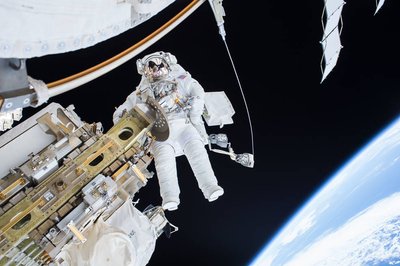 Astronautai misijoje kosmose. NASA nuotr.