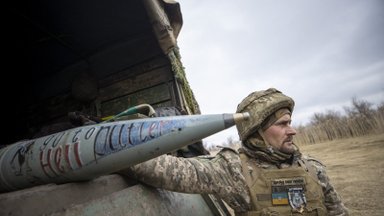 Akmuo į Lietuvos daržą: kartu su kitomis penkiomis ES šalimis kaltinama, kad reikalauja išpūstų kompensacijų už Ukrainai perduotus ginklus