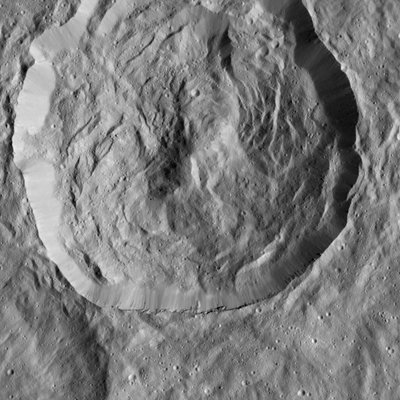 Į vakarus nuo Dantu nufotografuotas dar vienas įdomus 32 km skersmens krateris