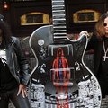 Ozzy Osbourne’as ir Slashas pasirašė ant milžiniškos gitaros
