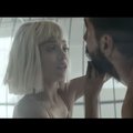 Naujausiame Sia vaizdo klipe pusnuogis Sh. LaBeoufas kaunasi su dvylikamete