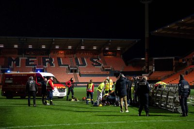 Nelaimė Prancūzijoje: darbininką stadione mirtinai sužalojo kritusi lempos konstrukcija
