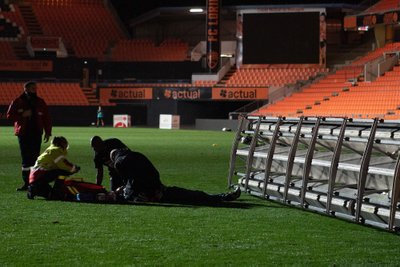Nelaimė Prancūzijoje: darbininką stadione mirtinai sužalojo kritusi lempos konstrukcija
