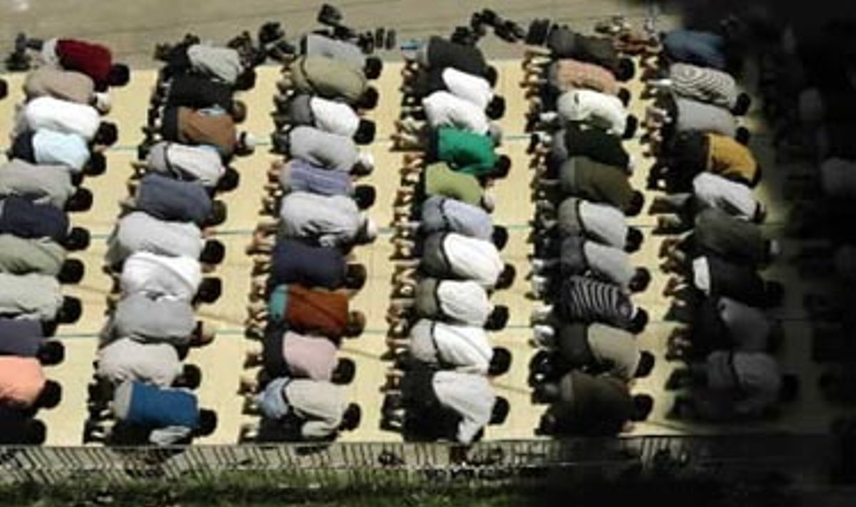 Musulmonai meldžias prie mečetės