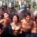 Peru nuogakrūtės moterys per protesto akciją susirėmė su policija