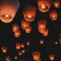Taivane į naktinį dangų paleista tūkstančiai žibintų
