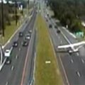 Nufilmuota: Naujojo Džersio greitkelyje avariniu būdu leidosi nedidelis lėktuvas