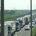 Austrijoje dėl migrantus galinčių vežti sunkvežimių tikrinimo susidarė 25 km ilgio automobilių spūstis