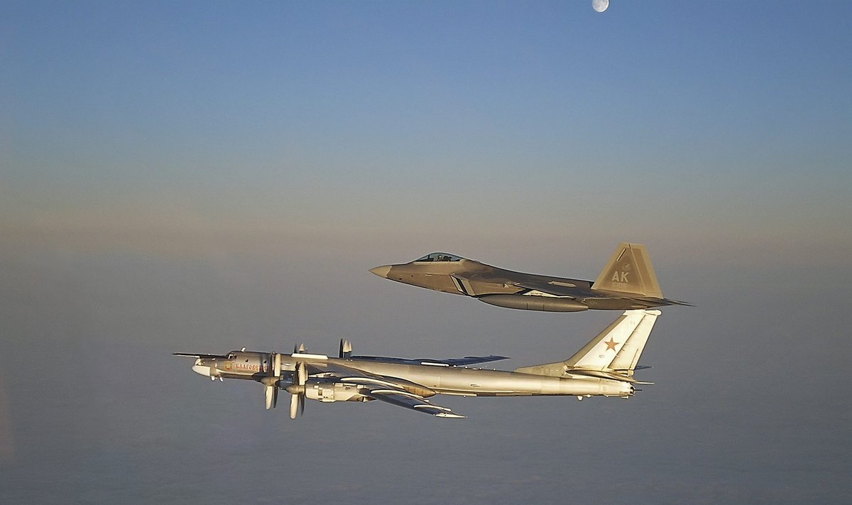 Bombonešis „Tu-95MS” ir JAV naikintuvas F-22A