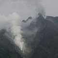Indoneziečiai bėga nuo karštais pelenais besispjaudančio ugnikalnio