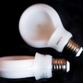 Dek, šviesk ir neužgesk? „Phillips“ sukūrė 23 metus šviečiančią elektros lemputę